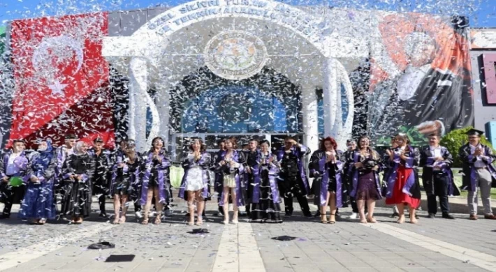 İstanbul’da TÜRAM’da mezuniyet sevinci