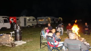 Karavancılar Bilecik’in Kınık Köyü’nde futbol sahasında kamp yaptı